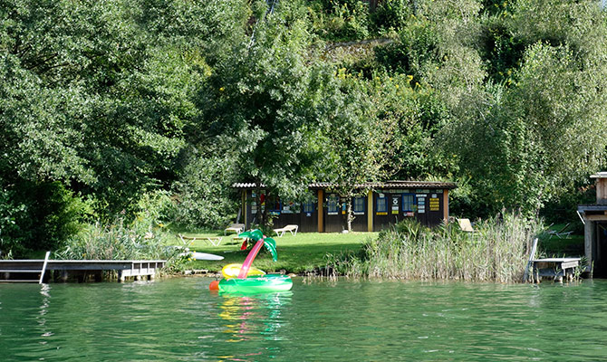 Badestrand, Seebad, Seegrund am Ossiacher See in Kärnten