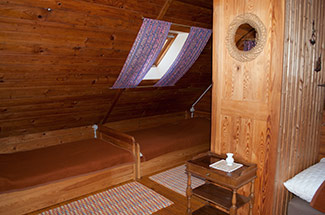 Mit Holz verbaute Schlafzimmer im Seehaus Wunsch